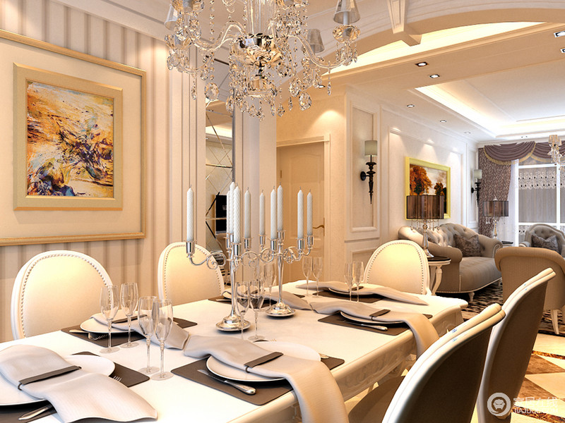 餐厅富有情调的餐具，无疑不为空间增添色彩；晶莹剔透的质感，呼应着精美的水晶灯，让就餐环境浪漫高雅。