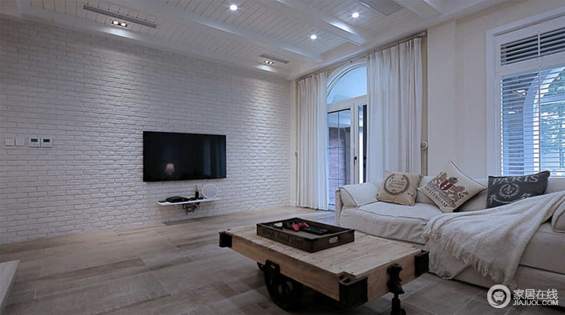 北欧风格的客厅，恬静舒适；电视墙用白色的文化砖打造，平添一丝文艺风。