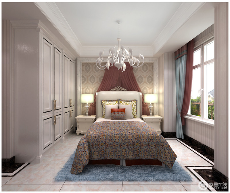 嵌入式的衣柜，释放出卧室的空间，更多的浪漫则洋溢在背景墙、床幔及柔软布艺床品上和造型独特的吊灯上。在白色基底上，不同色调形成丰富地空间视觉。