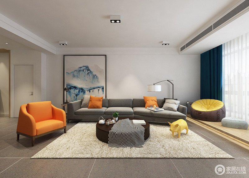 客厅里家具的陈列间尽展简约的格调，中性的冰川灰和活力的橙黄，使空间的沉稳和活力得到平衡。背景墙上一副轻描淡写的水彩画，渲染出几分诗意的情调来。
