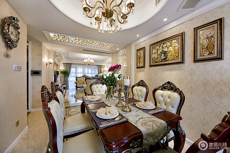 金黄色和棕色的配饰衬托出古典家具的高贵与优雅。餐厅空间采用独立圆形吊顶，展现欧式的奢华和精致。