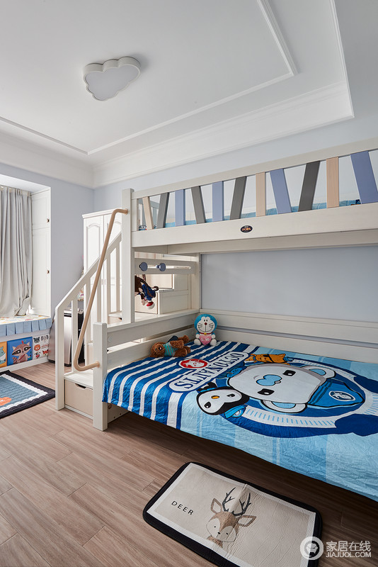 儿童房以天蓝色作为主导色，在窗帘、地毯、背景墙、床上用品以及收纳柜上得以体现，浅木色的实木地板给人更加轻快的、温馨的感觉；再加上布艺的图案，无形中，让空间多了童趣。
