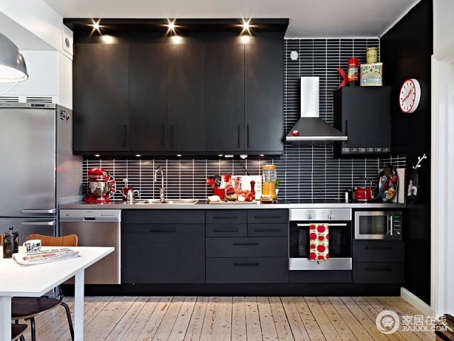 甜蜜日子清晰的家 时尚厨房黑色大橱柜