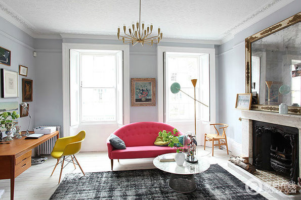 白色地板粉红沙发 地毯壁纸装点伦敦美家