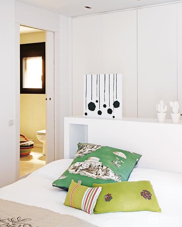 卧室以舒适为主，却将墙面利用白色烤漆板就衣柜嵌入墙面，形成一个具有线性艺术的效果；白色木床上黑白点线画十分抽象，却因为绿色系靠垫多了自然绿韵，格外舒适。