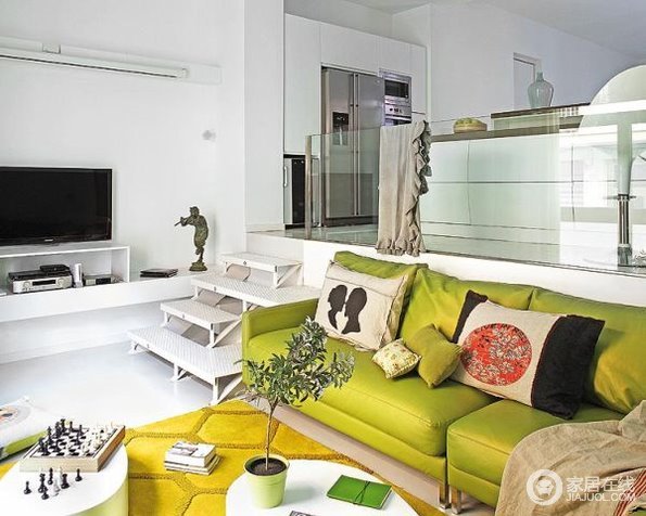 客厅结构规整，通过楼梯可进入餐厅；白色悬挂式收纳柜与电视构成黑白时尚，而绿色沙发和黄色地毯组合出能量感，并因为靠垫的点缀显出另一种生活的温馨。