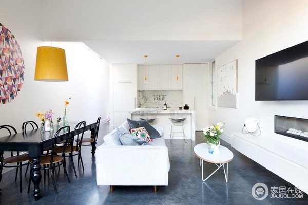 　Urban Splash是悉尼一家以改造房屋室内装饰为业务的公司，这间住宅就是他们的作品。白色为主色调，住宅整体的氛围是明亮而充满趣味的