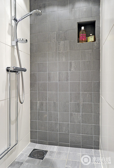 淋浴间以灰色砖石铺贴出素雅感，墙砖内专门设计的置物台方便了生活，让小空间更具轻巧感。