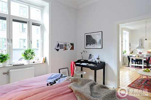卧室只满足两个人使用，白色墙与粉色床品构成纯美感，柔和而舒适；黑色梳妆柜和墙面的黑白照片构成抽象简约，让你生活得简单却舒适。