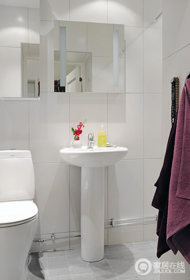 卫生间面积不大，通过简单地铺砖美化，让整个立面规整而平滑；卫浴和洁具满足基本的需求，简单而实用，毛巾架和镜子让生活更为便利。