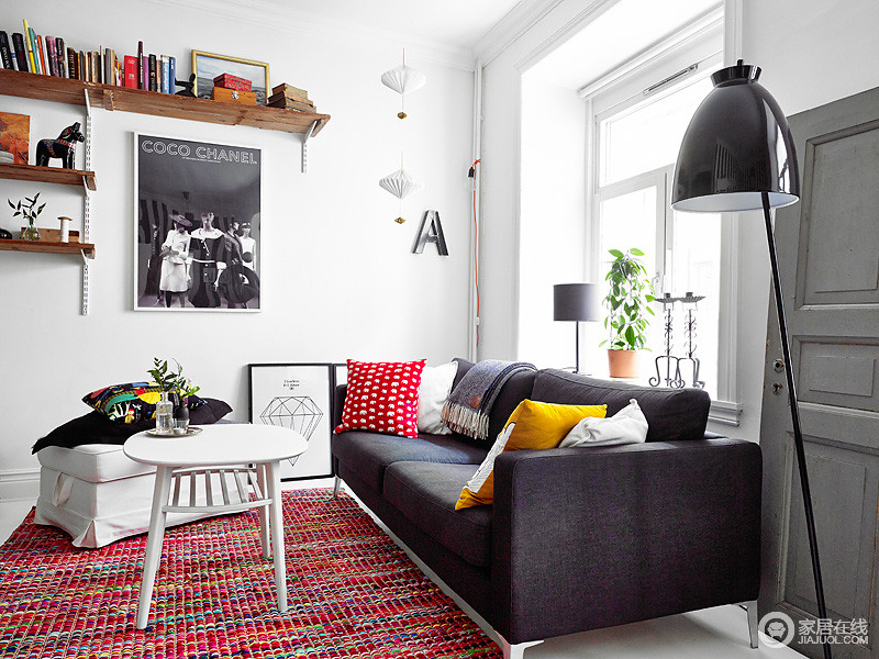 红与黑的格调搭配 炫酷的54平米小公寓
