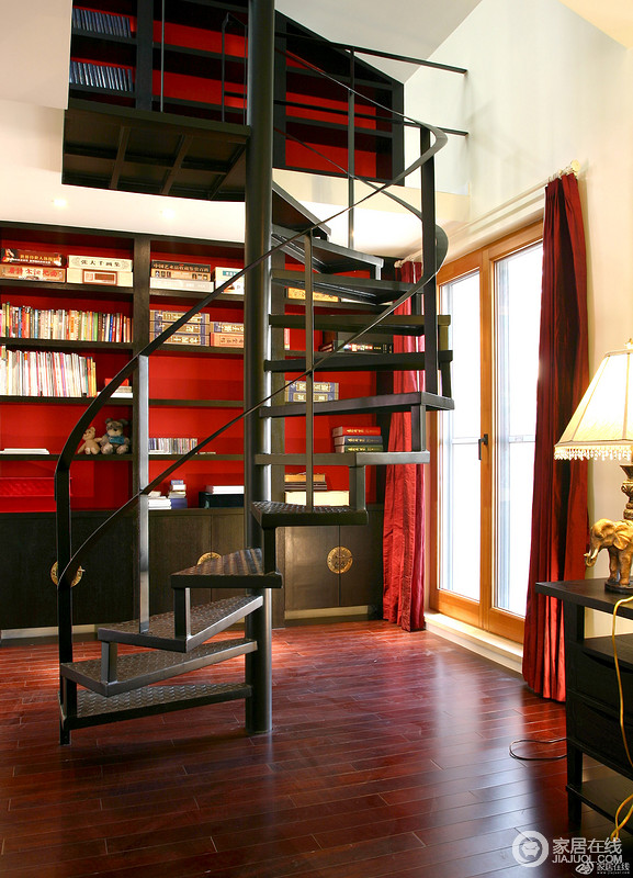 金属材质的空间楼梯，容入在古桐色彩中，带入新的气息